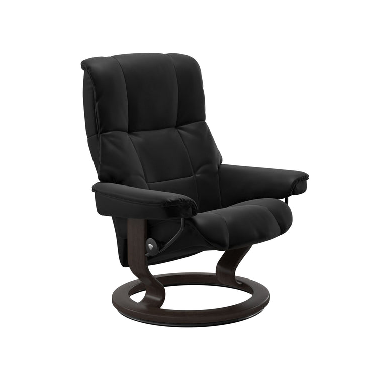 Stressless Mayfair M -lepotuoli mustana: Black 19 Batick-nahkaverhoilulla ja wenge petsatulla -Classic-puujalustalla.