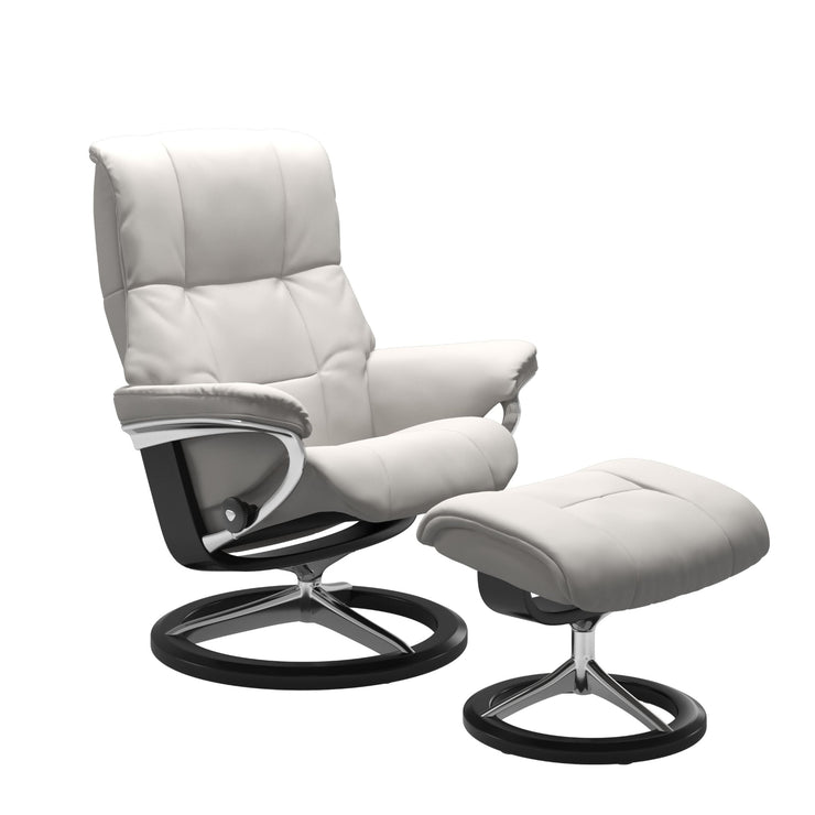 Stressless Mayfair M -lepotuoli ja rahi valkoisena: Milky White 05 Batick -nahkaverhoilulla ja musta petsi 05 pyökki/kiillotettu alumiini Alu 40 -Signature-yhdistelmäjalustalla.