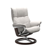 Stressless Mayfair M -lepotuoli valkoisena: Milky White 05 Batick -nahkaverhoilulla ja ruskea petsattu pyökki/kiiltävä alumiini -Signature-yhdistelmäjalustalla.