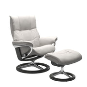 Stressless Mayfair M -lepotuoli ja rahi valkoisena: Milky White 05 Batick -nahkaverhoilulla ja harmaa petsi 08 pyökki/kiillotettu alumiini Alu 40 -Signature-yhdistelmäjalustalla.