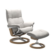 Stressless Mayfair M -lepotuoli ja rahi valkoisena: Milky White 05 Batick -nahkaverhoilulla ja tammi petsi 04 pyökki/kiillotettu alumiini Alu 40 -Signature-yhdistelmäjalustalla.