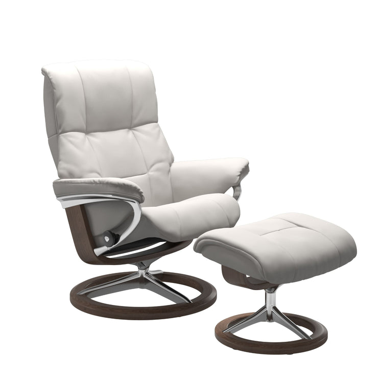 Stressless Mayfair M -lepotuoli ja rahi valkoisena: Milky White 05 Batick -nahkaverhoilulla ja pähkinä petsi 06 pyökki/kiillotettu alumiini Alu 40 -Signature-yhdistelmäjalustalla.