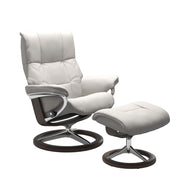 Stressless Mayfair M -lepotuoli ja rahi valkoisena: Milky White 05 Batick -nahkaverhoilulla ja wenge petsi 11 pyökki/kiillotettu alumiini Alu 40 -Signature-yhdistelmäjalustalla.
