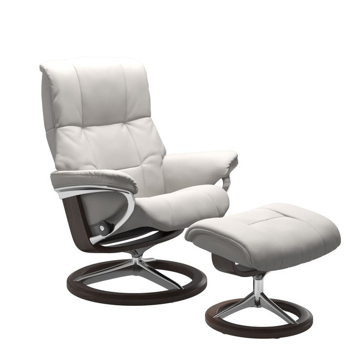 Stressless Mayfair M -lepotuoli ja rahi valkoisena: Milky White 05 Batick -nahkaverhoilulla ja wenge petsi 11 pyökki/kiillotettu alumiini Alu 40 -Signature-yhdistelmäjalustalla.
