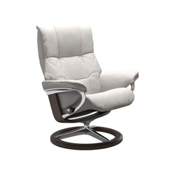 Stressless Mayfair M -lepotuoli valkoisena: Milky White 05 Batick -nahkaverhoilulla ja wenge petsattu pyökki/kiiltävä alumiini -Signature-yhdistelmäjalustalla.