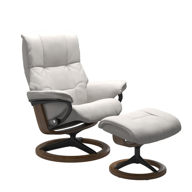 Stressless Mayfair M -lepotuoli ja rahi valkoisena: Milky White 05 Batick -nahkaverhoilulla ja teak petsi 02 pyökki/mattamusta alumiini 45 -Signature-yhdistelmäjalustalla.
