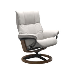 Stressless Mayfair M -lepotuoli valkoisena: Milky White 05 Batick -nahkaverhoilulla ja tiikki petsattu pyökki/mattamusta metalli -Signature-yhdistelmäjalustalla.