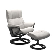 Stressless Mayfair M -lepotuoli ja rahi valkoisena: Milky White 05 Batick -nahkaverhoilulla ja musta petsi 05 pyökki/mattamusta alumiini 45 -Signature-yhdistelmäjalustalla.