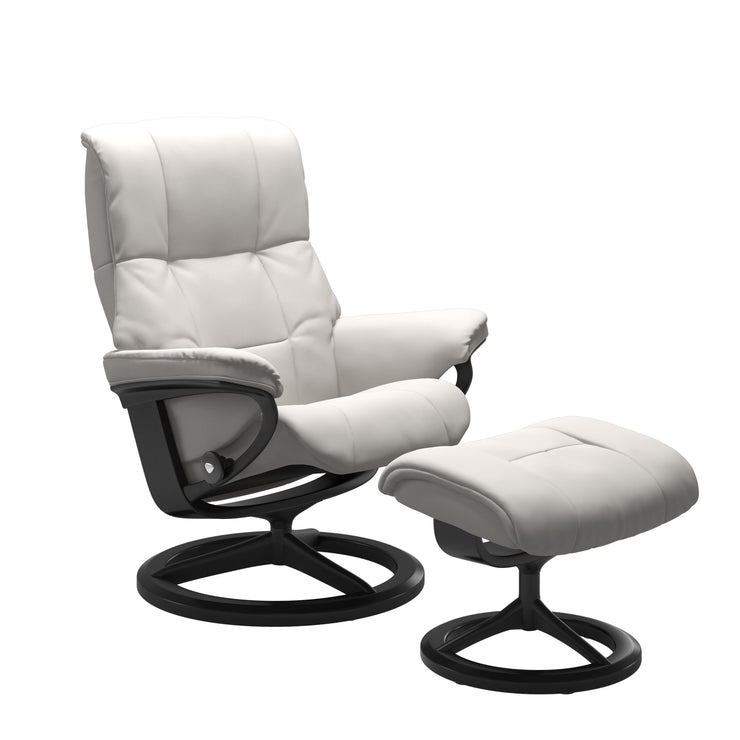 Stressless Mayfair M -lepotuoli ja rahi valkoisena: Milky White 05 Batick -nahkaverhoilulla ja musta petsi 05 pyökki/mattamusta alumiini 45 -Signature-yhdistelmäjalustalla.