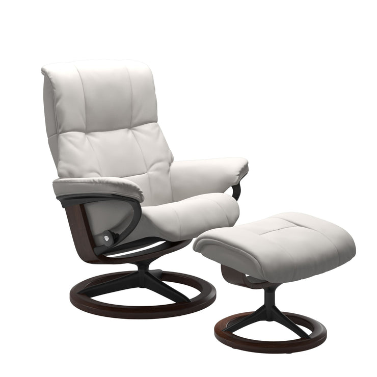 Stressless Mayfair M -lepotuoli ja rahi valkoisena: Milky White 05 Batick -nahkaverhoilulla ja ruskea petsi 03 pyökki/mattamusta alumiini 45 -Signature-yhdistelmäjalustalla.