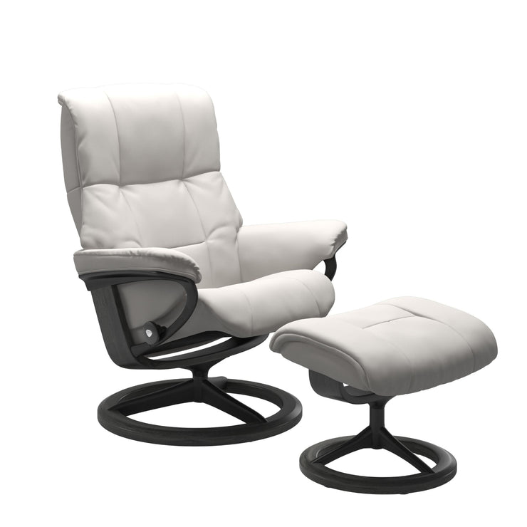 Stressless Mayfair M -lepotuoli ja rahi valkoisena: Milky White 05 Batick -nahkaverhoilulla ja musta petsi 05 pyökki/mattamusta alumiini 45 -Signature-yhdistelmäjalustalla.