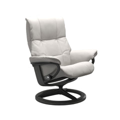 Stressless Mayfair M -lepotuoli valkoisena: Milky White 05 Batick -nahkaverhoilulla ja harmaa petsattu pyökki/mattamusta metalli -Signature-yhdistelmäjalustalla.