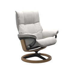 Stressless Mayfair M -lepotuoli valkoisena: Milky White 05 Batick -nahkaverhoilulla ja tammi petsattu pyökki/mattamusta metalli -Signature-yhdistelmäjalustalla.