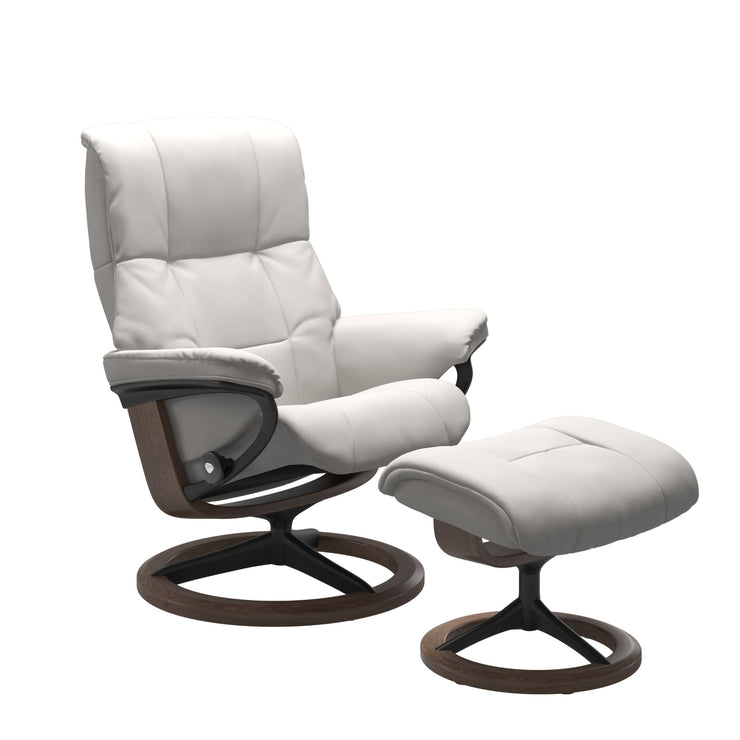 Stressless Mayfair M -lepotuoli ja rahi valkoisena: Milky White 05 Batick -nahkaverhoilulla ja pähkinä petsi 06 pyökki/mattamusta alumiini 45 -Signature-yhdistelmäjalustalla.