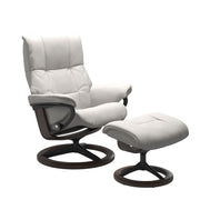 Stressless Mayfair M -lepotuoli ja rahi valkoisena: Milky White 05 Batick -nahkaverhoilulla ja wenge petsi 11 pyökki/mattamusta alumiini 45 -Signature-yhdistelmäjalustalla.