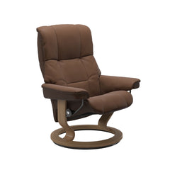 Stressless Mayfair M -lepotuoli ruskeana: Warm Brown 87 Batick-nahkaverhoilulla ja tammi petsatulla -Classic-puujalustalla.