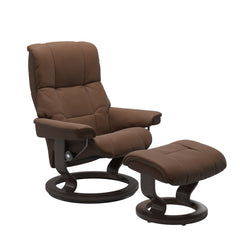 Stressless Mayfair M -lepotuoli ja rahi ruskeana: Warm Brown 87 Batick-nahkaverhoilulla ja wenge petsatulla -Classic-puujalustalla.