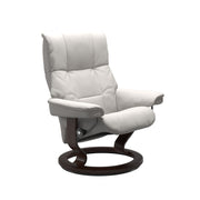 Stressless Mayfair M -lepotuoli valkoisena: Milky White 05 Batick -nahkaverhoilulla ja ruskea petsatulla -Classic-puujalustalla.