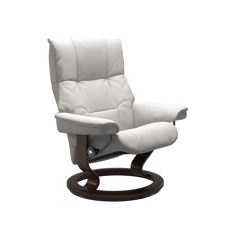 Stressless Mayfair M -lepotuoli valkoisena: Milky White 05 Batick -nahkaverhoilulla ja ruskea petsatulla -Classic-puujalustalla.