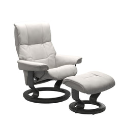 Stressless Mayfair M -lepotuoli ja rahi valkoisena: Milky White 05 Batick -nahkaverhoilulla ja harmaa petsatulla -Classic-puujalustalla.