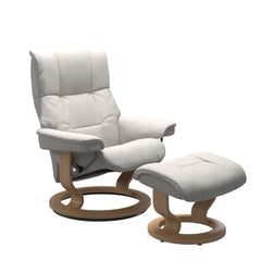 Stressless Mayfair M -lepotuoli ja rahi valkoisena: Milky White 05 Batick -nahkaverhoilulla ja tammi petsatulla -Classic-puujalustalla.