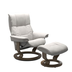 Stressless Mayfair M -lepotuoli ja rahi valkoisena: Milky White 05 Batick -nahkaverhoilulla ja savutammi petsatulla -Classic-puujalustalla.