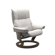 Stressless Mayfair M -lepotuoli valkoisena: Milky White 05 Batick -nahkaverhoilulla ja savutammi petsatulla -Classic-puujalustalla.
