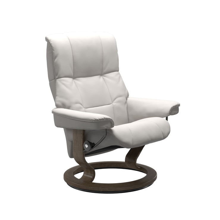 Stressless Mayfair M -lepotuoli valkoisena: Milky White 05 Batick -nahkaverhoilulla ja savutammi petsatulla -Classic-puujalustalla.