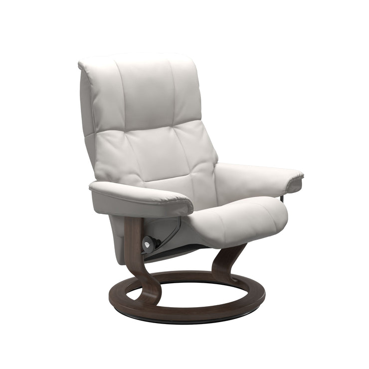 Stressless Mayfair M -lepotuoli valkoisena: Milky White 05 Batick -nahkaverhoilulla ja pähkinä petsatulla -Classic-puujalustalla.
