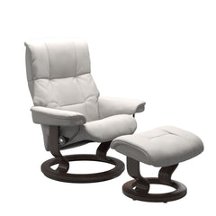 Stressless Mayfair M -lepotuoli ja rahi valkoisena: Milky White 05 Batick -nahkaverhoilulla ja wenge petsatulla -Classic-puujalustalla.