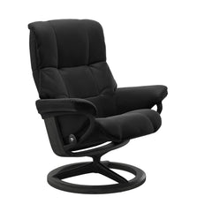 Stressless Mayfair M -lepotuoli mustana: Black 19 Paloma-nahkaverhoilulla ja harmaa petsattu pyökki/mattamusta metalli -Signature-yhdistelmäjalustalla.