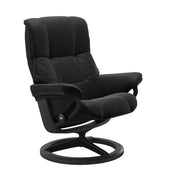 Stressless Mayfair M -lepotuoli mustana: Black 19 Paloma-nahkaverhoilulla ja harmaa petsattu pyökki/mattamusta metalli -Signature-yhdistelmäjalustalla.