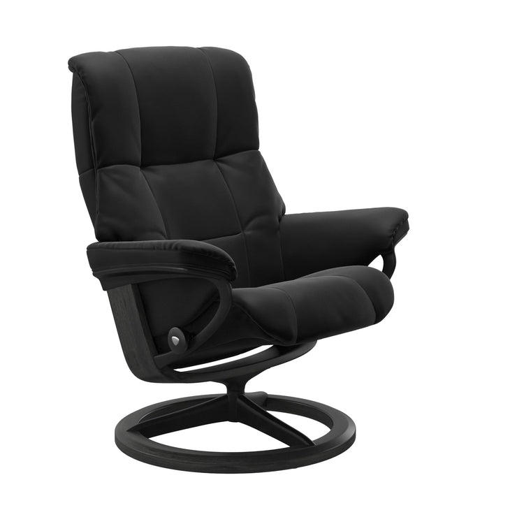 Stressless Mayfair M -lepotuoli mustana: Black 19 Paloma-nahkaverhoilulla ja harmaa petsattu pyökki/mattamusta metalli -Signature-yhdistelmäjalustalla.