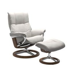 Stressless Mayfair M -lepotuoli ja rahi valkoisena: Milky White 05 Batick -nahkaverhoilulla ja teak petsi 02 pyökki/kiillotettu alumiini Alu 40 -Signature-yhdistelmäjalustalla.