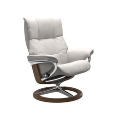 Stressless Mayfair M -lepotuoli valkoisena: Milky White 05 Batick -nahkaverhoilulla ja tiikki petsattu pyökki/kiiltävä alumiini -Signature-yhdistelmäjalustalla.