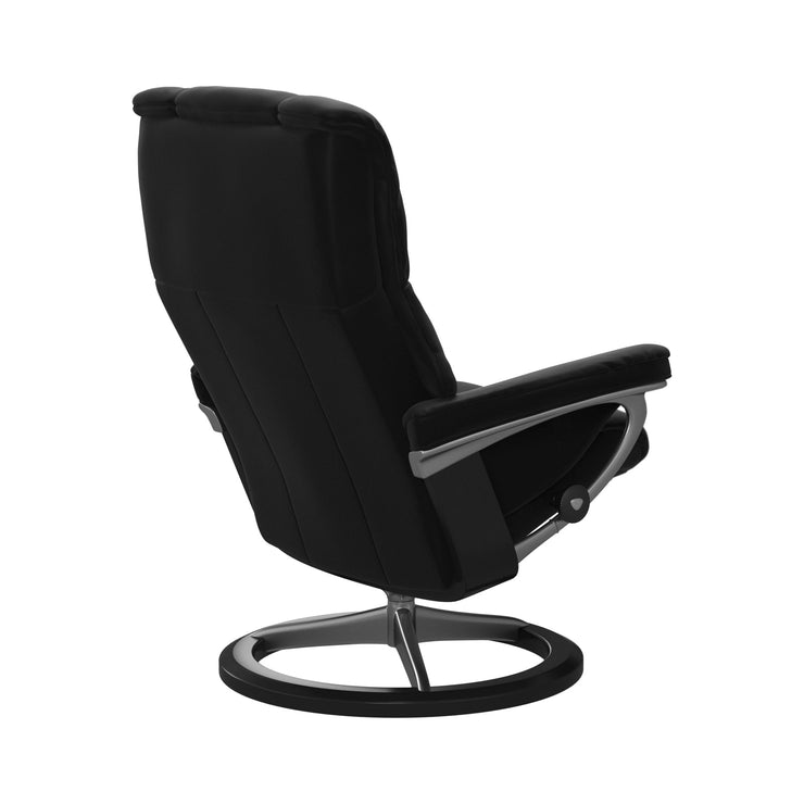 Stressless Mayfair M -lepotuoli mustana: Black 19 Paloma-nahkaverhoilulla ja musta petsattu pyökki/kiiltävä alumiini -Signature-yhdistelmäjalustalla.