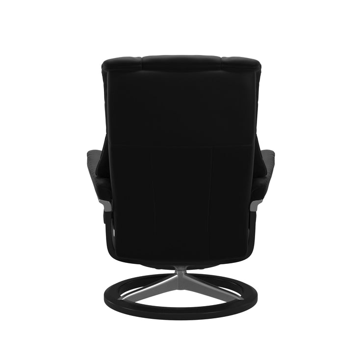 Stressless Mayfair M -lepotuoli mustana: Black 19 Paloma-nahkaverhoilulla ja musta petsattu pyökki/kiiltävä alumiini -Signature-yhdistelmäjalustalla.