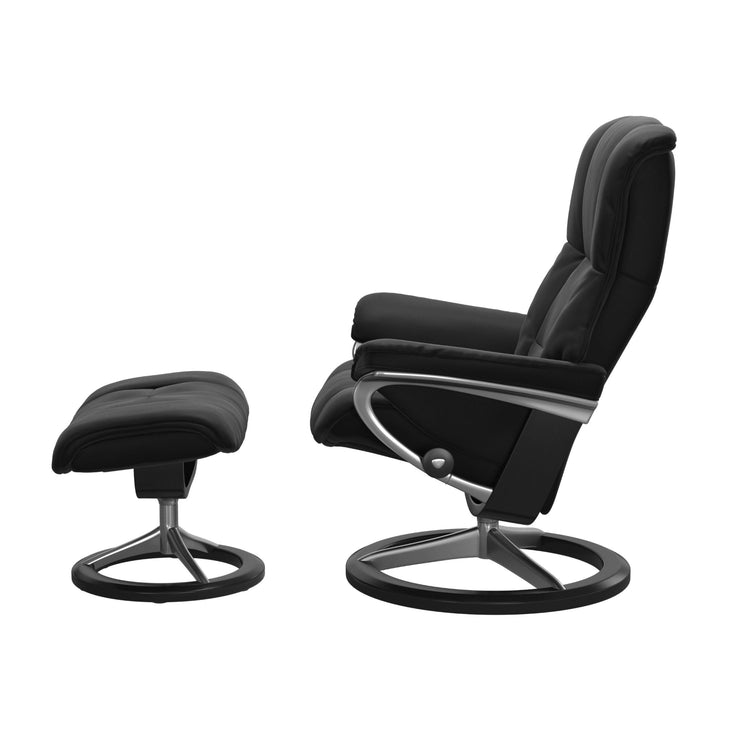 Stressless Mayfair M -lepotuoli ja rahi mustana: Black 19 Paloma-nahkaverhoilulla ja musta petsi 05 pyökki/kiiltävä alumiini Alu 40 -Signature-yhdistelmäjalustalla.