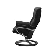 Stressless Mayfair M -lepotuoli mustana: Black 19 Paloma-nahkaverhoilulla ja musta petsattu pyökki/kiiltävä alumiini -Signature-yhdistelmäjalustalla.