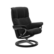 Stressless Mayfair M -lepotuoli mustana: Black 19 Paloma-nahkaverhoilulla ja musta petsattu pyökki/kiiltävä alumiini -Signature-yhdistelmäjalustalla.