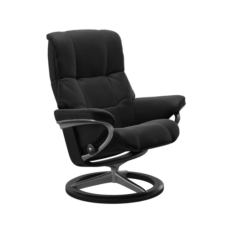 Stressless Mayfair M -lepotuoli mustana: Black 19 Paloma-nahkaverhoilulla ja musta petsattu pyökki/kiiltävä alumiini -Signature-yhdistelmäjalustalla.