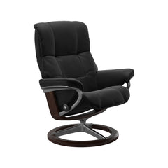 Stressless Mayfair M -lepotuoli mustana: Black 19 Paloma-nahkaverhoilulla ja ruskea petsattu pyökki/kiiltävä alumiini -Signature-yhdistelmäjalustalla.