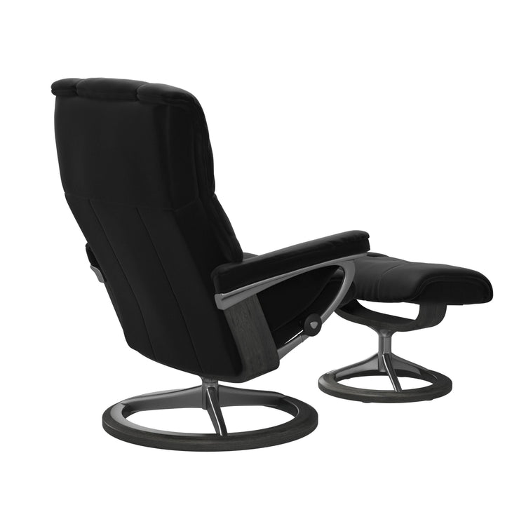 Stressless Mayfair M -lepotuoli ja rahi mustana: Black 19 Paloma-nahkaverhoilulla ja harmaa petsi 08 pyökki/kiiltävä alumiini Alu 40 -Signature-yhdistelmäjalustalla.