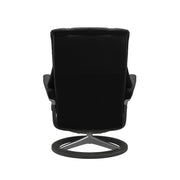 Stressless Mayfair M -lepotuoli ja rahi mustana: Black 19 Paloma-nahkaverhoilulla ja harmaa petsi 08 pyökki/kiiltävä alumiini Alu 40 -Signature-yhdistelmäjalustalla.