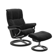 Stressless Mayfair M -lepotuoli ja rahi mustana: Black 19 Paloma-nahkaverhoilulla ja harmaa petsi 08 pyökki/kiiltävä alumiini Alu 40 -Signature-yhdistelmäjalustalla.