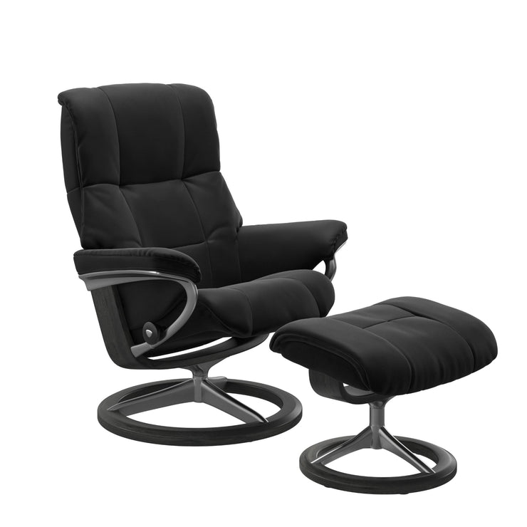 Stressless Mayfair M -lepotuoli ja rahi mustana: Black 19 Paloma-nahkaverhoilulla ja harmaa petsi 08 pyökki/kiiltävä alumiini Alu 40 -Signature-yhdistelmäjalustalla.
