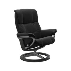 Stressless Mayfair M -lepotuoli mustana: Black 19 Paloma-nahkaverhoilulla ja harmaa petsattu pyökki/kiiltävä alumiini -Signature-yhdistelmäjalustalla.