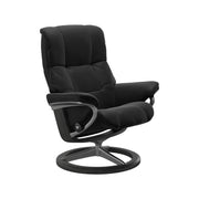 Stressless Mayfair M -lepotuoli mustana: Black 19 Paloma-nahkaverhoilulla ja harmaa petsattu pyökki/kiiltävä alumiini -Signature-yhdistelmäjalustalla.