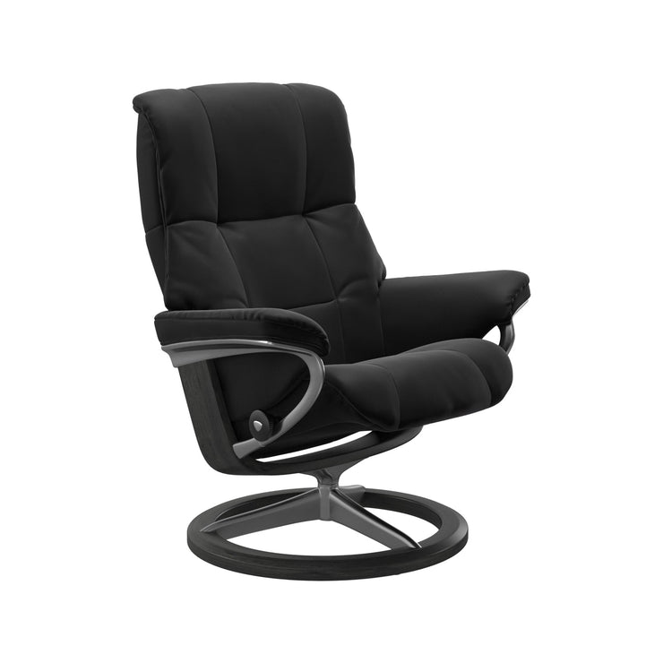 Stressless Mayfair M -lepotuoli mustana: Black 19 Paloma-nahkaverhoilulla ja harmaa petsattu pyökki/kiiltävä alumiini -Signature-yhdistelmäjalustalla.