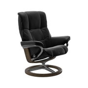 Stressless Mayfair M -lepotuoli mustana: Black 19 Paloma-nahkaverhoilulla ja savutammi petsattu pyökki/kiiltävä alumiini -Signature-yhdistelmäjalustalla.